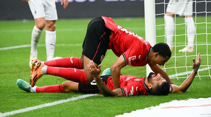 Vào rồi! Kerem Demirbay (Bayer Leverkusen) bức tốc vào vòng cấm và chọn đúng điểm rơi sau đường căng ngang của Jeremie Frimpong trước khi dứt điểm cận thành đẹp mắt vào góc cao bên phải khung thành. Tỉ số là 2:0.