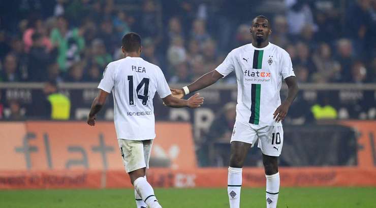 Vào! Alassane Plea thể hiện nhãn quan tuyệt vời của mình với đường chuyền sắc sảo cho Marcus Thuram (B. Monchengladbach), người đã rất bình tĩnh sút bóng vào góc phải phía dưới. Tỉ số là 1:3.