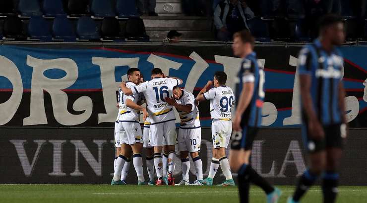 Teun Koopmeiners (Atalanta) ghi một bàn phản lưới xui xẻo sau khi anh vô tình làm đổi hướng một cú sút.