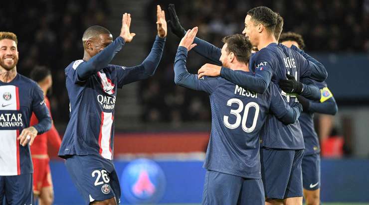 Lionel Messi (Paris SG) đón một đường chuyền chính xác vào sâu bên trong vòng cấm từ Nordi Mukiele, và cầu thủ này đã đánh bại thủ môn với một cú sút chìm chuẩn xác vào góc thấp bên trái. Tỉ số được nâng lên 2:0.