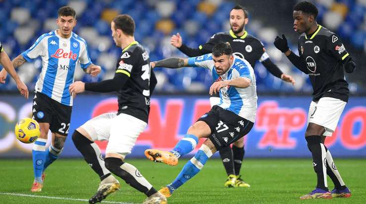 Andrea Petagna (Napoli) khống chế gọn gàng một đường chuyền chính xác vào trong vòng cấm và sút bóng nhanh về phía trên khung thành, nhưng thủ môn đã xuất hiện kịp thời để cản phá. Một tình huống cứu thua xuất sắc!