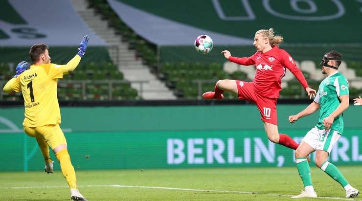 Vào! Hee-Chan Hwang đón đường chuyền và đánh đầu kiến tạo cho Emil Forsberg (RB Leipzig), người đã khống chế bóng và dứt điểm gọn gàng vào lưới. 1:2.