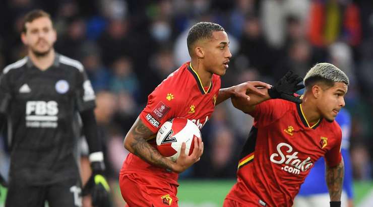 Một bàn thắng đẹp mắt! Joao Rodriguez Ledesma (Watford) nhận bóng tại rìa vòng 16m50 và nhận thấy thủ môn đối phương đang dâng lên cao. Anh có một cú lốp bóng hoàn hảo qua đầu Danny Ward và đi thẳng vào lưới. Ashley Fletcher là người kiến tạo. 2:1.