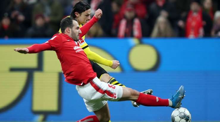 Vào - 0:4! Nico Schulz (Dortmund) nhận một đường chuyền chuẩn xác trong vòng cấm từ Jadon Sancho và anh đánh bại thủ môn với một pha dứt điểm sắc sảo vào góc thấp bên phải khung thành.