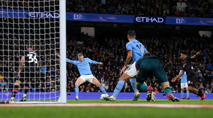 Vào! Erling Haaland (Manchester City) sút bóng bật ra vào phía trong cột dọc bên phải sau khi bóng đến chỗ anh ấy trong vòng cấm. Tỉ số là 3:0.