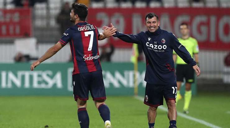 Vào! Đường kiến tạo xuất sắc của Joshua Zirkzee mở ra rất nhiều khoảng trống cho Riccardo Orsolini (Bologna) ở ngoài rìa vòng cấm. Quan sát thấy thủ môn đang lên cao, cầu thủ này lạnh lùng tỉa bóng chính xác vào phía bên phải khung thành. Tỉ số là 1:2.