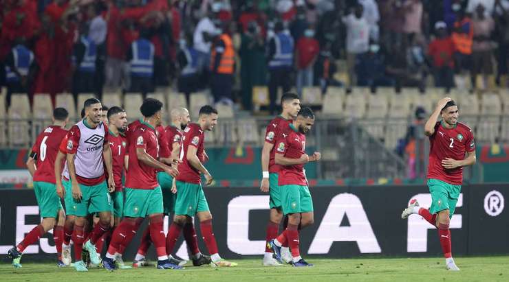 Achraf Hakimi (Ma Rốc) sút phạt thành bàn. Anh ấy cứa bóng qua hàng rào và bóng đập vào cột dọc bên phải trước khi đi vào lưới. Một bàn thắng hoàn hảo về mặt kĩ thuật.
