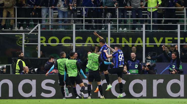 Federico Dimarco thực hiện một đường chuyền vào trong vòng cấm. Joaquin Correa (Inter) đón bóng và nhanh chóng tung một cú sút về phía góc phải khung thành, đưa bóng đập cột dọc vào lưới! Thủ môn đã không thể làm được gì. Tỉ số là 3:1!