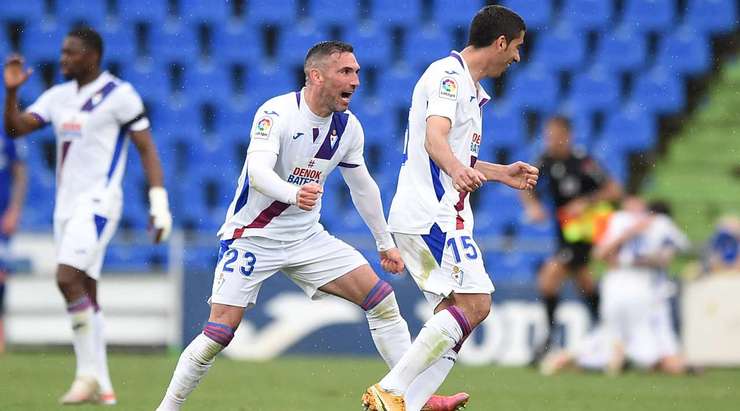 Javier Alberola Rojas liếc nhìn đồng hồ và rất nhanh thổi còi kết thúc trận đấu.