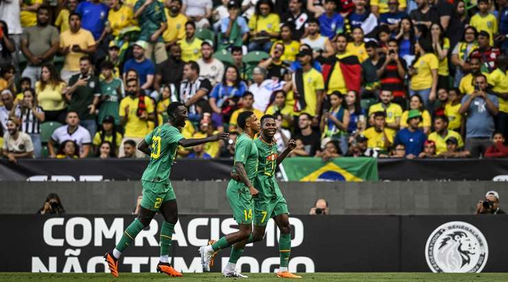Vào! Habib Diallo (Senegal) đã có mặt đúng lúc đúng chỗ để lấy bóng bật ra trong vòng cấm, và anh ấy sút bóng vào nóc lưới. Tỉ số là 1:1.