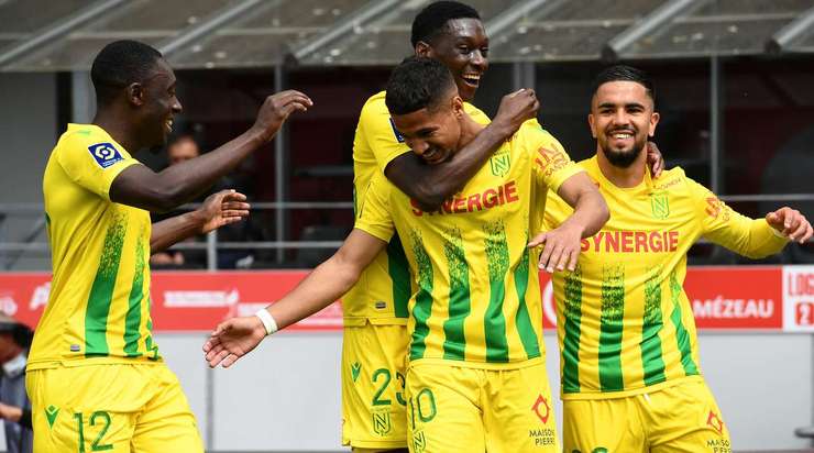 Vào! Ludovic Blas (Nantes) đón một đường chuyền chuẩn xác từ đồng đội tại rìa vòng cấm và tung một cú sút tuyệt đẹp đi trúng xà ngang vào lưới.