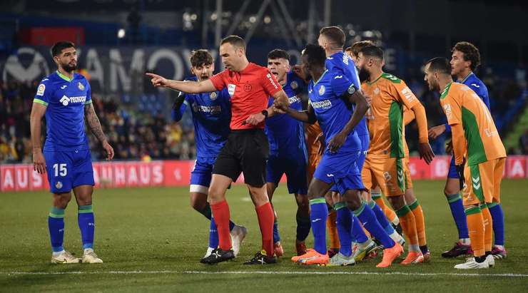 Domingos Duarte (Getafe) để bóng chạm tay ngay trong vòng cấm. Trọng tài chỉ tay vào chấm phạt đền. Sẽ có một quả penalty cho Betis!