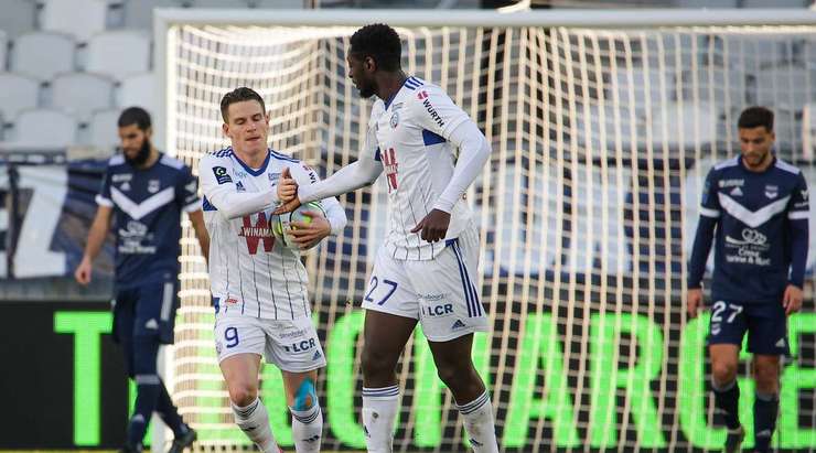 Vào! Kevin Gameiro (Strasbourg) đã có mặt đúng lúc đúng chỗ để lấy bóng bật ra trong vòng cấm, và anh ấy sút bóng đi chìm vào chính giữa mành lưới. Tỉ số là 3:2.