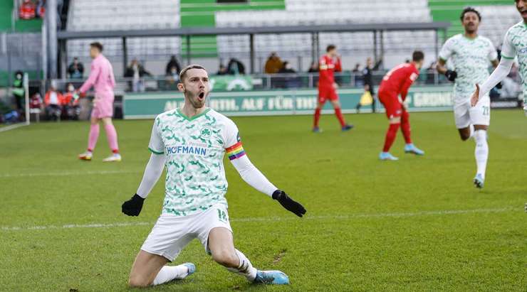 Branimir Hrgota (Greuther Furth) ghi bàn! Anh ấy đón một đường chuyền của đồng đội và tung một cú sút hoàn hảo từ rìa vòng cấm, đi vào góc thấp bên phải khung thành, vượt quá tầm với của thủ môn.