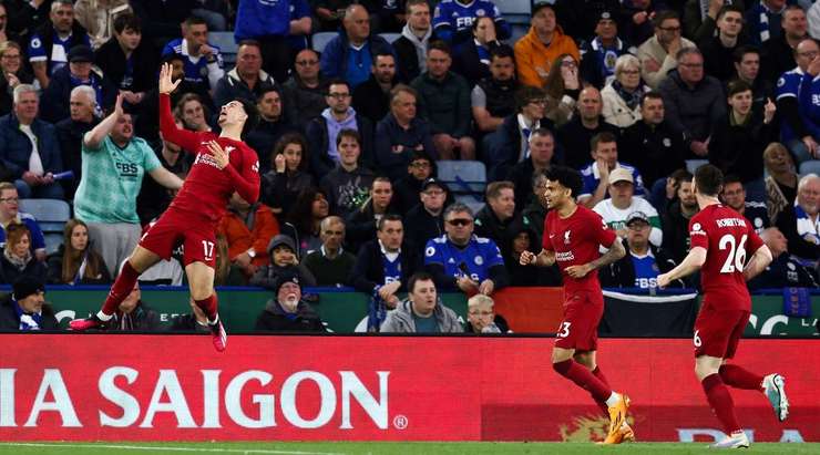 Vào! Đường kiến tạo xuất sắc của Mohamed Salah mở ra rất nhiều khoảng trống cho Curtis Jones (Liverpool) ở ngoài rìa vòng cấm. Quan sát thấy thủ môn đang lên cao, cầu thủ này lạnh lùng tỉa bóng chính xác vào phía bên trái khung thành. Tỉ số là 0:2.
