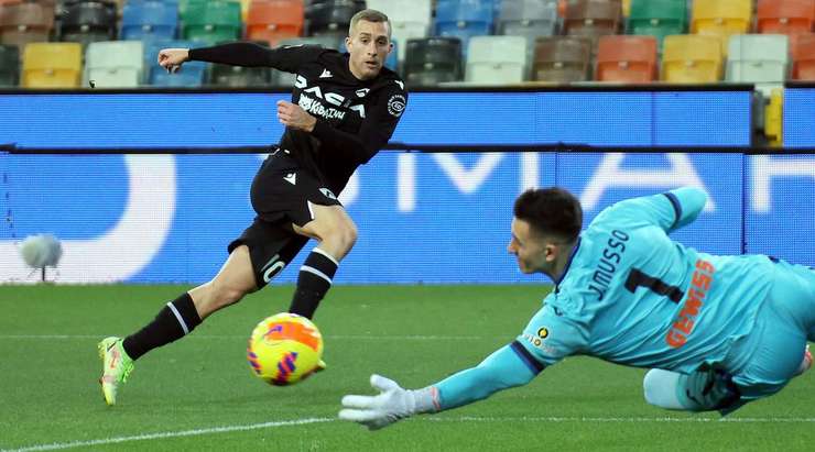 Gerard Deulofeu (Udinese) chạy cắt mặt cầu thủ đối phương đang đeo bám và nã một quả đại bác từ bên trong vòng cấm. Bóng đi thẳng vào giữa khung thành, nhưng vẫn không tìm được đường vào lưới bởi pha cản phá rất tốt của thủ môn Juan Musso. Bóng đi ra ngoài sân. Udinese được hưởng một quả phạt góc.