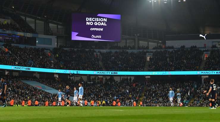 Màn ăn mừng của Manchester City bị dội một gáo nước lạnh bởi trọng tài Andre Marriner vừa ra hiệu KHÔNG CÔNG NHẬN BÀN THẮNG vì đã có lỗi việt vị. Đó là quyết định cuối cùng từ hệ thống VAR.