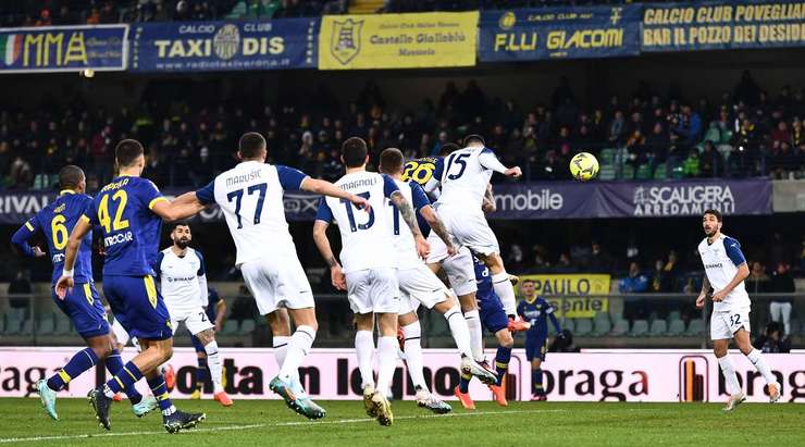 Cyril Ngonge (Verona) đang ăn mừng một bàn thắng đẹp mắt! Cầu thủ này chiến thắng trong pha không chiến và đánh đầu quả đá phạt vào góc trái cầu môn. 1:1!