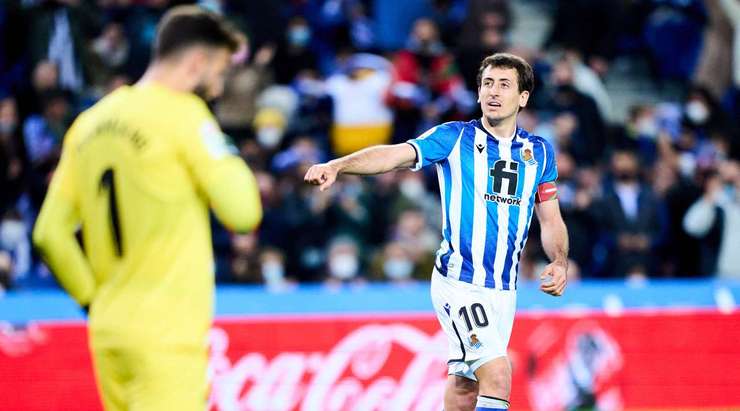 Vào! Mikel Oyarzabal (Real Sociedad) giành chiến thắng trên chấm phạt đền bằng một cú sút không thể cản phá, vượt qua tầm với của thủ môn Luis Maximiano vào góc thấp bên trái.
