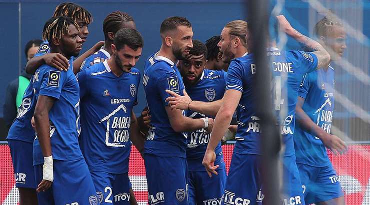 Vào! Florian Tardieu (Troyes) tinh quái dừng lại một nhịp trước khi sút, chờ cho thủ môn Leo Jardim đổ người trước khi bình tĩnh đưa bóng vào góc thấp bên trái.