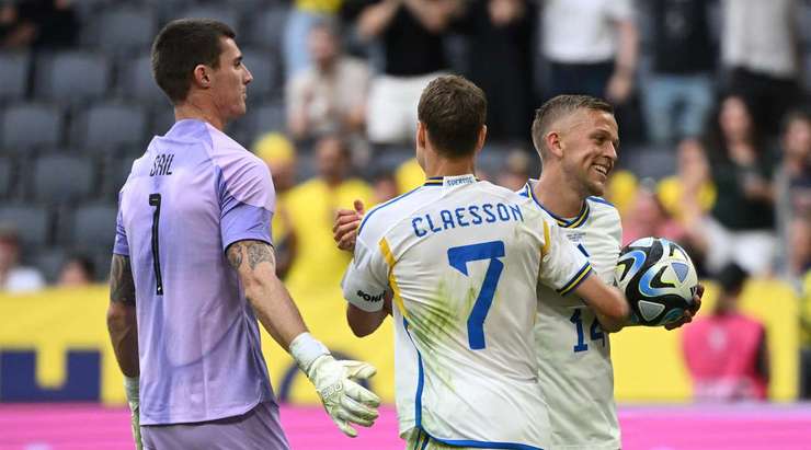 Vào! Jesper Karlsson (Thụy Điển) có đủ khoảng trống trong vòng cấm để đón một đường chuyền từ Viktor Claesson và dứt điểm gọn gàng vào góc thấp bên trái khung thành. 1:1.