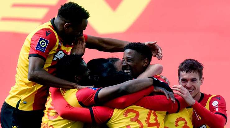 VÀO! Đó là một cú sút phạt đền tuyệt vời của Simon Bokote Banza (Lens) về phía góc thấp bên phải khung thành, không có một chút cơ hội nào cho thủ môn Matthieu Dreyer để cản phá!