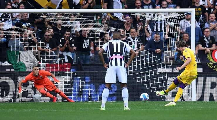 VÀO! Dusan Vlahovic (Fiorentina) đá phạt đền thành công với một cú sút chìm vào ngay giữa khung thành, bóng đi vào lưới sau khi khẽ chạm vào chân của thủ môn Marco Silvestri.