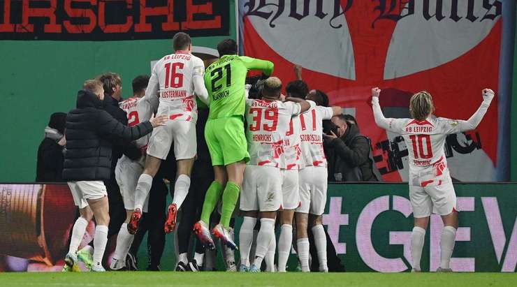 Vào! Thủ môn Gregor Kobel phạm một sai lầm tồi tệ và Willi Orban (RB Leipzig) đã không gặp khó khăn gì để đưa bóng vào lưới, 2:0.