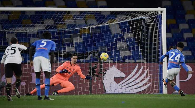 VÀO! Đó là một cú sút phạt đền hoàn hảo của Lorenzo Insigne (Napoli) về phía góc cao bên trái, không có một chút cơ hội nào cho thủ môn Wojciech Szczesny để cản phá!