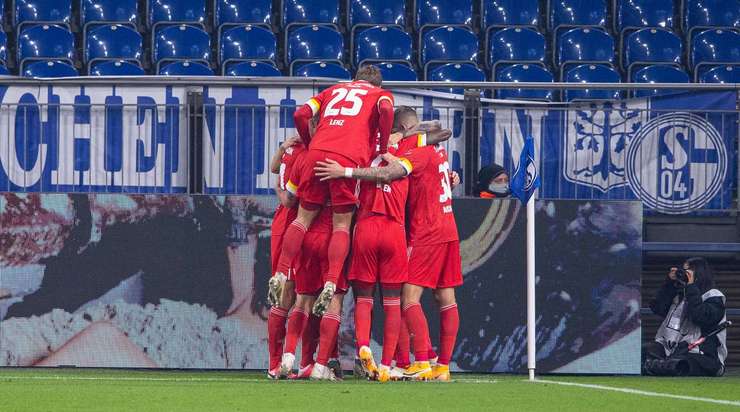 Vào – 0:1! Christopher Trimmel thực hiện một đường chuyền bổng chuẩn xác vào trong vòng cấm, nơi Marvin Friedrich (Union Berlin) bật cao hơn các hậu vệ đối phương ở gần chấm phạt đền để đánh đầu thẳng vào giữa khung thành.