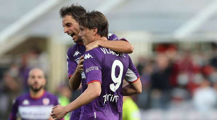 Vào! Dusan Vlahovic (Fiorentina) tinh quái dừng lại một nhịp trước khi sút, chờ cho thủ môn Ivan Provedel đổ người trước khi bình tĩnh đưa bóng vào góc thấp bên phải.
