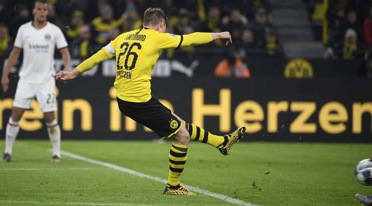 Vào! Achraf Hakimi chuyền cho Lukasz Piszczek (Dortmund) tại rìa vòng cấm và anh ấy tìm đến góc phải phía dưới với một pha dứt điểm tuyệt vời. Tỉ số là 1:0.