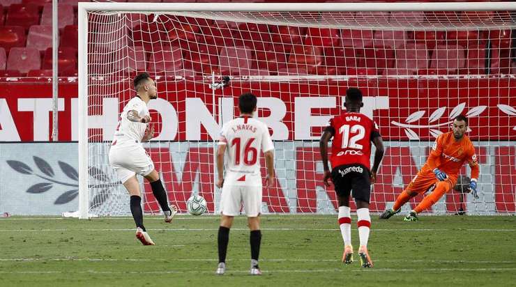 Vào! Lucas Ocampos (Sevilla) tinh quái dừng lại một nhịp trước khi sút, chờ cho thủ môn Manolo Reina đổ người trước khi bình tĩnh đưa bóng vào góc thấp bên trái.