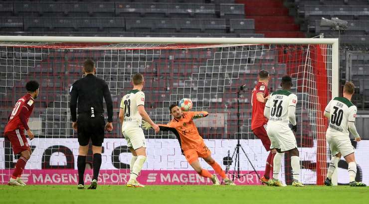 Stefan Lainer (B. Monchengladbach) nhảy cao để đánh đầu từ quả phạt góc vào lưới và vượt qua thủ môn.