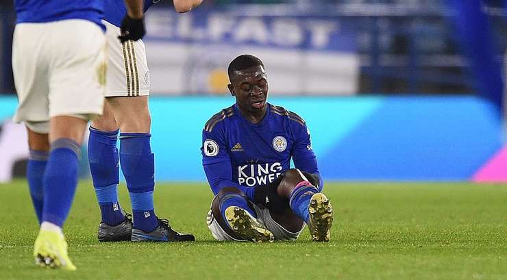 Nampalys Mendy (Leicester) đang yêu cầu trợ giúp y tế và trọng tài đã cho dừng trận đấu để các bác sĩ vào sân.