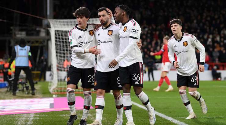 Vào! Anthony Elanga kiến tạo cho Bruno Fernandes (Manchester United) một cơ hội dứt điểm ở bên trong vòng cấm. Cú ra chân của cầu thủ này không thực sự chuẩn xác, nhưng may mắn là quả bóng bằng cách nào đó vẫn đi chìm vào chính giữa khung thành. Tỉ số là 0:3.