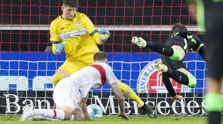 Vào! Wout Weghorst (Wolfsburg) nhận được quả tạt bóng của đồng đội và tìm thấy khoảng trống bên trong vòng cấm để ghi bàn với một cú đánh đầu tuyệt đẹp!