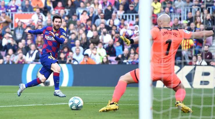 Vào! Arturo Vidal thể hiện nhãn quan tuyệt vời của mình với đường chuyền sắc sảo cho Lionel Messi (Barcelona), người đã rất bình tĩnh sút bóng vào góc phải phía dưới. Tỉ số là 4:0.