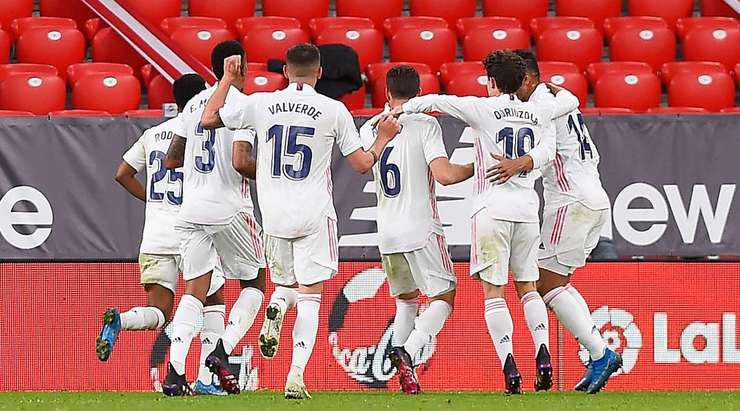 Vào! Casemiro dọn cỗ cho Nacho (Real Madrid), người ghi bàn với một pha dứt điểm cự li gần đơn giản. Tỉ số là 0:1.