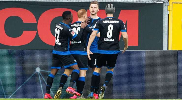 Dennis Srbeny (Paderborn) nhận bóng trong vòng cấm, anh xoay trở rất nhanh nhẹn và dễ dàng sút tung lưới khung thành đối phương.