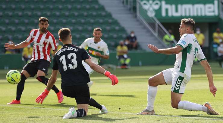 Lucas Boye (Elche) đón một đường chuyền sắc bén của đồng đội vào sâu bên trong vòng cấm và anh bình tĩnh sút bóng vào phía trong cột dọc bên phải!