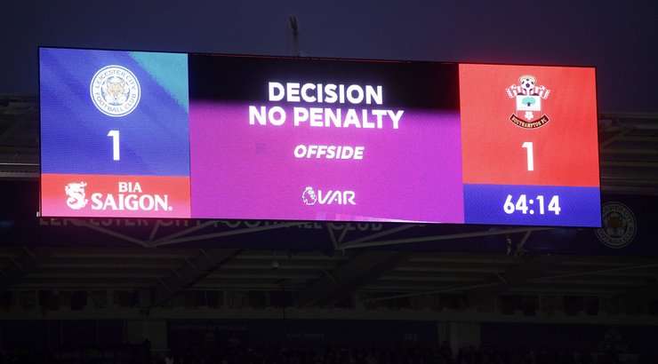 Đã có quyết định của trọng tài sau khi tham khảo hệ thống VAR. Sẽ không có penalty cho Southampton vì trọng tài cho rằng tình huống cản phá vừa rồi là hợp lệ!