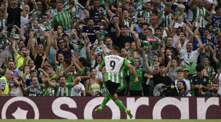 Vào! Borja Iglesias (Betis) đã không do dự tung cú sút ngay ngoài vòng cấm. Đó là một cú sút căng tuyệt đẹp vào góc thấp bên phải khung thành, đánh bại thủ môn đối phương.