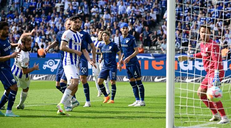 VÀO! Bóng được treo vào từ quả phạt góc và Lucas Tousart (Hertha Berlin) chạy chỗ rất tốt để tung một cú đánh đầu thẳng vào góc thấp bên phải. Tỉ số của trận đấu đã được nâng lên: 1:0.
