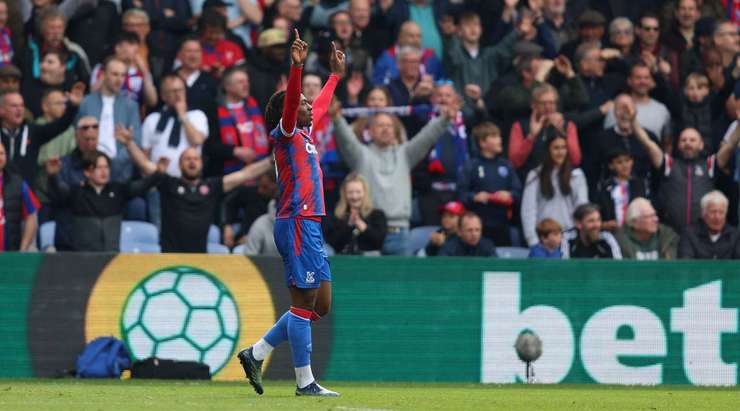 Eberechi Eze (Crystal Palace) nhận đường chuyền từ đồng đội và anh không hề do dự tung một cú sút không thể cản phá vào góc cao bên phải khung thành.