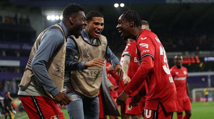 Vào! Jeremie Frimpong (Bayer Leverkusen) cướp được bóng sau sai lầm tồi tệ của thủ môn Anthony Moris và bàn thắng đã được ghi. Tỉ số là 0:3.