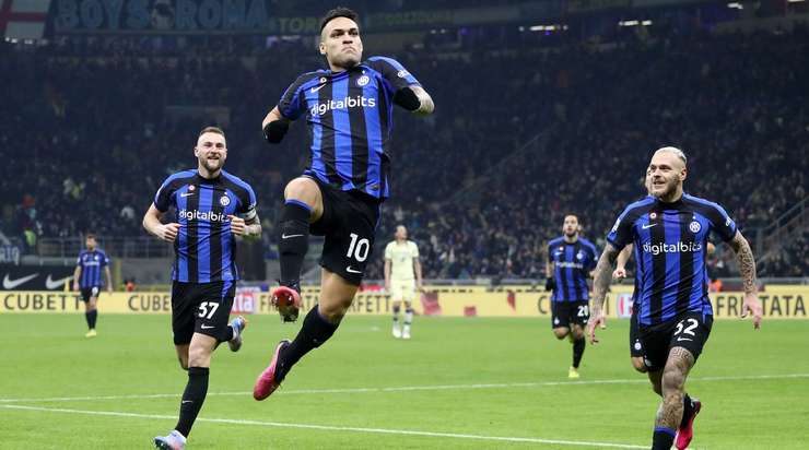 Vào! Lautaro Martinez (Inter) đón bóng bật ra và từ rìa vòng cấm, anh ấy tung một cú sút chìm đi vào góc trái phía dưới. Lorenzo Montipo không thể ngăn bóng vào lưới. Tỉ số là 1:0.