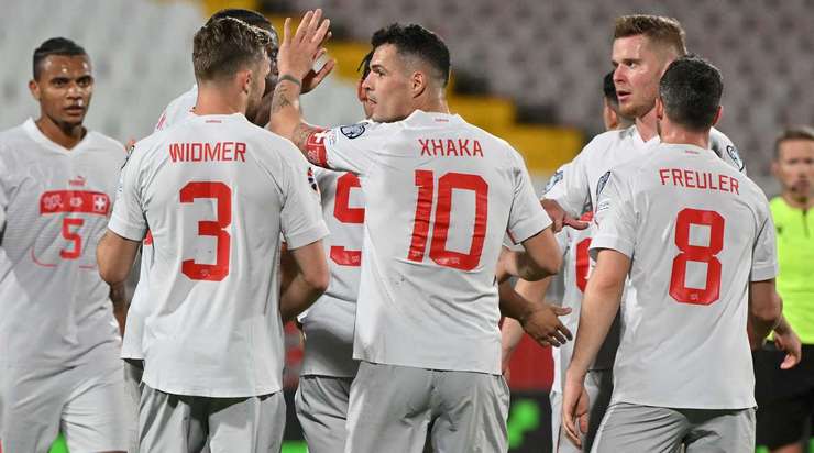Granit Xhaka (Thụy Sĩ) khống chế bóng gọn gàng từ một đường chuyền sắc sảo tại rìa vòng cấm và tung cú sút căng vào vào góc thấp bên phải khung thành, theo một phong cách đã thành thương hiệu của anh.