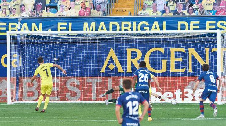 Vào! Gerard Moreno (Villarreal) giành chiến thắng trên chấm phạt đền bằng một cú sút không thể cản phá, vượt qua tầm với của thủ môn Andres Fernandez vào góc thấp bên phải.