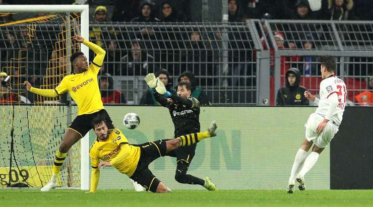 Vào! Patrik Schick (RB Leipzig) sút bóng bật ra vào phía trong cột dọc bên phải sau khi bóng đến chỗ anh ấy trong vòng cấm. Tỉ số là 3:3.